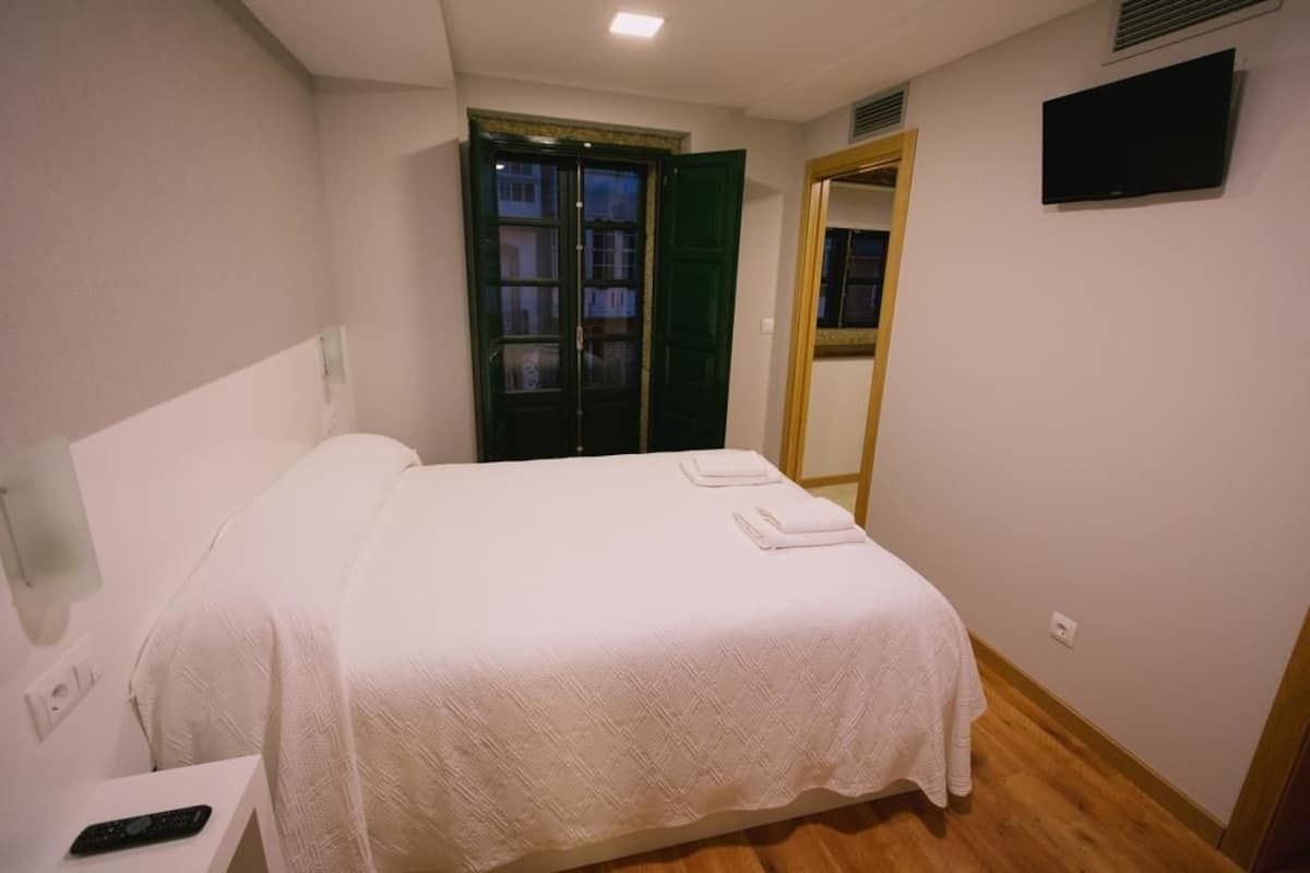 Bureau, rideaux occultants, Wi-Fi gratuit, draps fournis