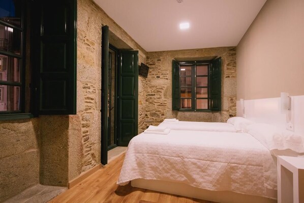 Desk, blackout drapes, free WiFi, bed sheets - Hospedería Tarela (Santiago de Compostela)