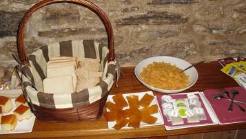 Desayuno buffet (EUR 3.70 por persona)