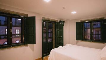 Escritorio, cortinas blackout, wifi gratis y ropa de cama