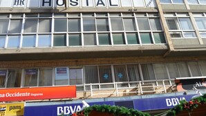Un edifici amb un rètol que diu “HOSTAL” i diverses finestres.