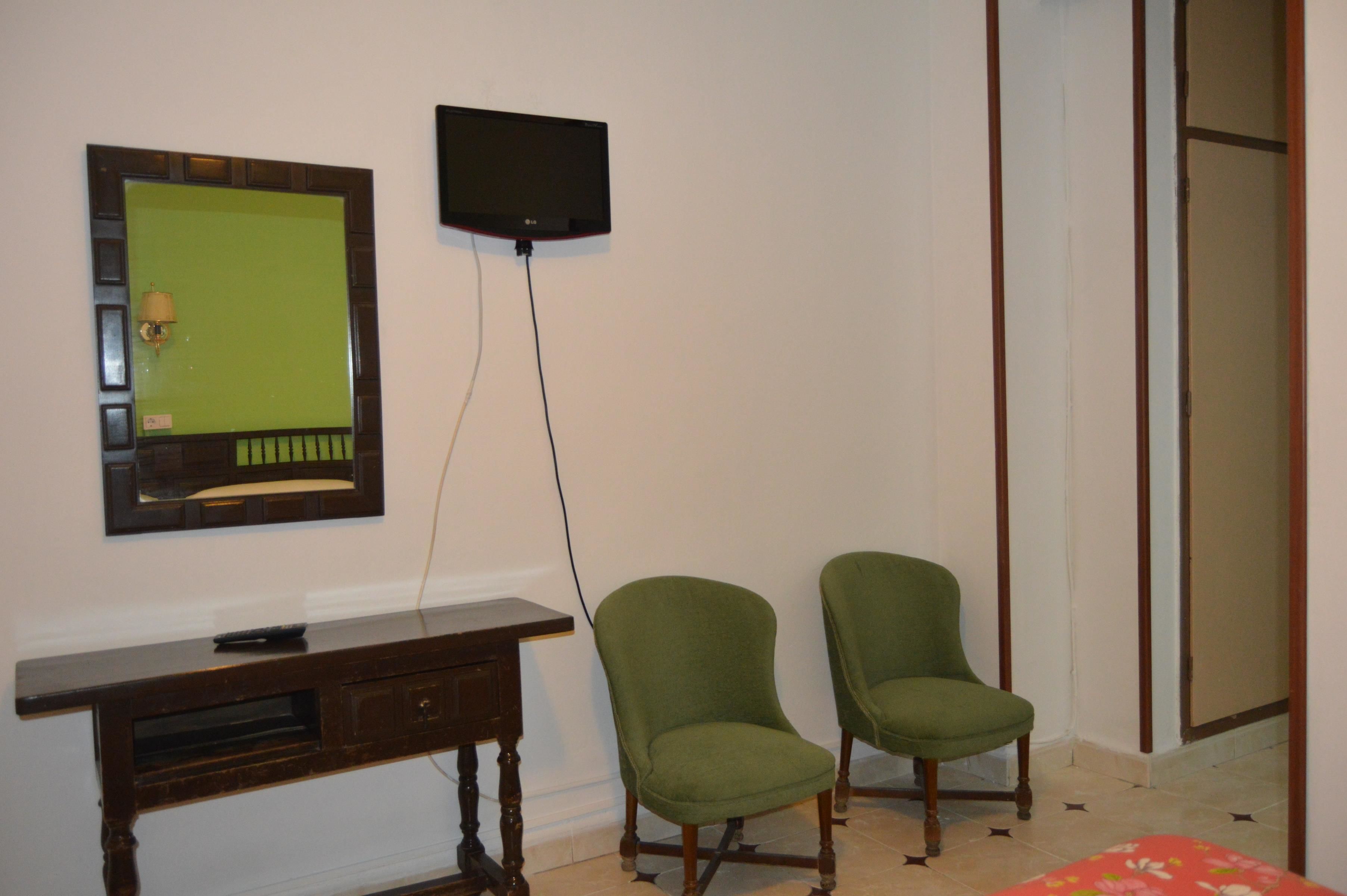 Escritorio, cunas gratuitas, camas extra y wifi gratis 