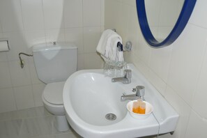 Amenidades de baño gratuitas, secadora de cabello, toallas