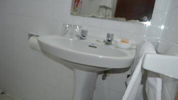 Quarto casal ou duplo | Banheiro | Produtos de toalete grátis, secador de cabelo (mediante solicitação)