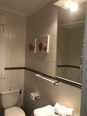 Kamer, 1 twee- of 2 eenpersoonsbedden | Badkamer | Een bad, gratis toiletartikelen, handdoeken