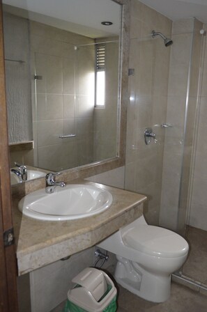 Double Room | Bathroom | Combined shower/bathtub, towels