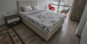 家庭公寓, 2 间卧室, 厨房, 城市景观 | 特色装修、特色家居、办公桌、笔记本电脑工作区