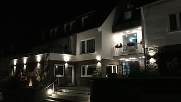 住宿正面 (夜晚)
