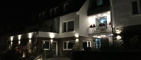 Façade de l’hébergement - soirée/nuit
