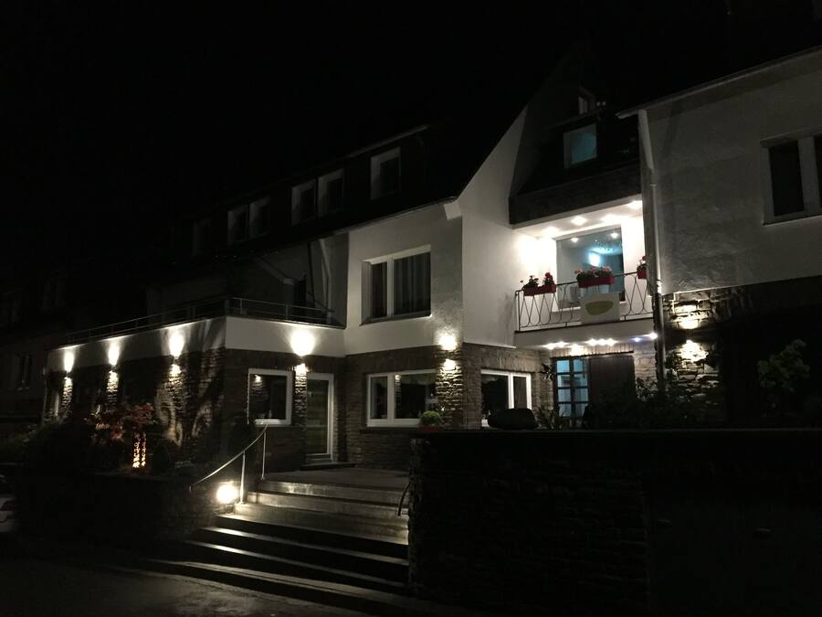 Voorkant accommodatie - avond/nacht