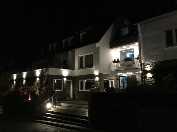 Fassade der Unterkunft – Abend/Nacht