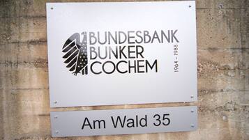 Señal con el texto 'BUNDESBANK BUNKER COCHEM 1964-1988' y 'Am Wald 35'.