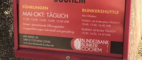 Señal del Bundesbank-Bunker Cochem con tiempos de conducción y horarios de transporte lanzadera.