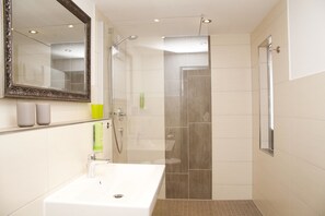 Superior-Zimmer | Badezimmer | Dusche, kostenlose Toilettenartikel, Haartrockner, Handtücher