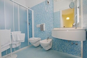 Shower, free toiletries, hair dryer, bidet - Hotel Milano (Cesenatico)