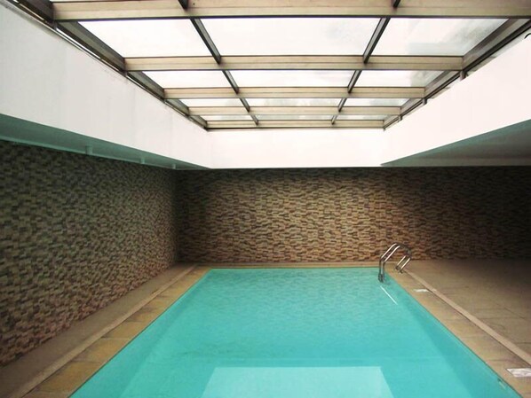 Una piscina al aire libre de temporada