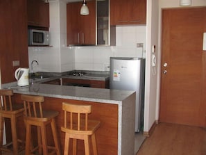 Refrigerador, microondas, utensilios de cocina