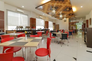 Double Room | Restaurant - RedDoorz Plus near Pantai Losari (Makassar)