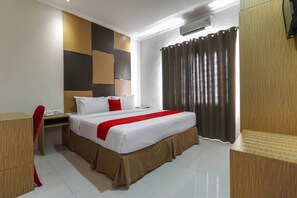 Double Room | Desk, free WiFi - RedDoorz Plus near Pantai Losari (Makassar)