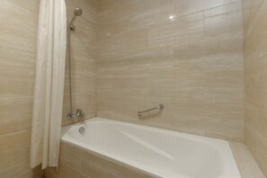 Double Room | Bathroom | Shower, free toiletries, towels - RedDoorz Plus near Pantai Losari (Makassar)