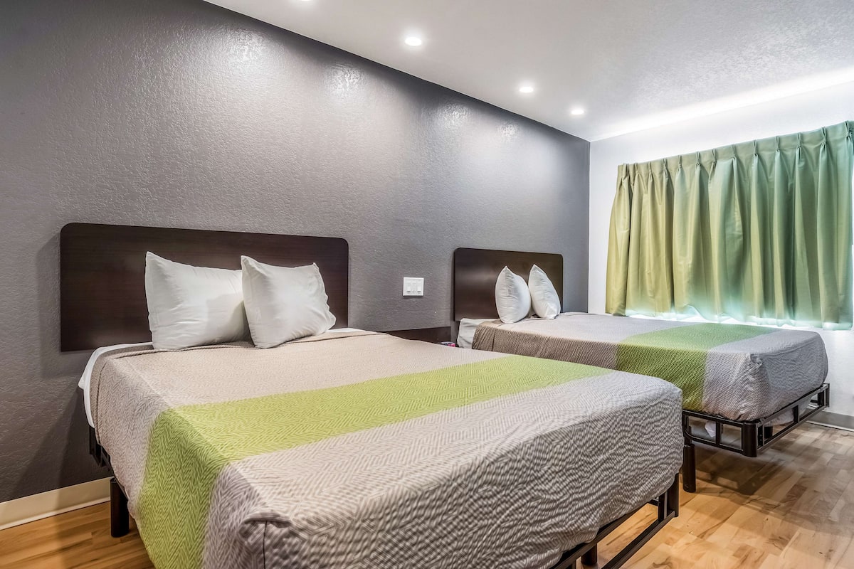 Soundproofing, free WiFi, bed sheets