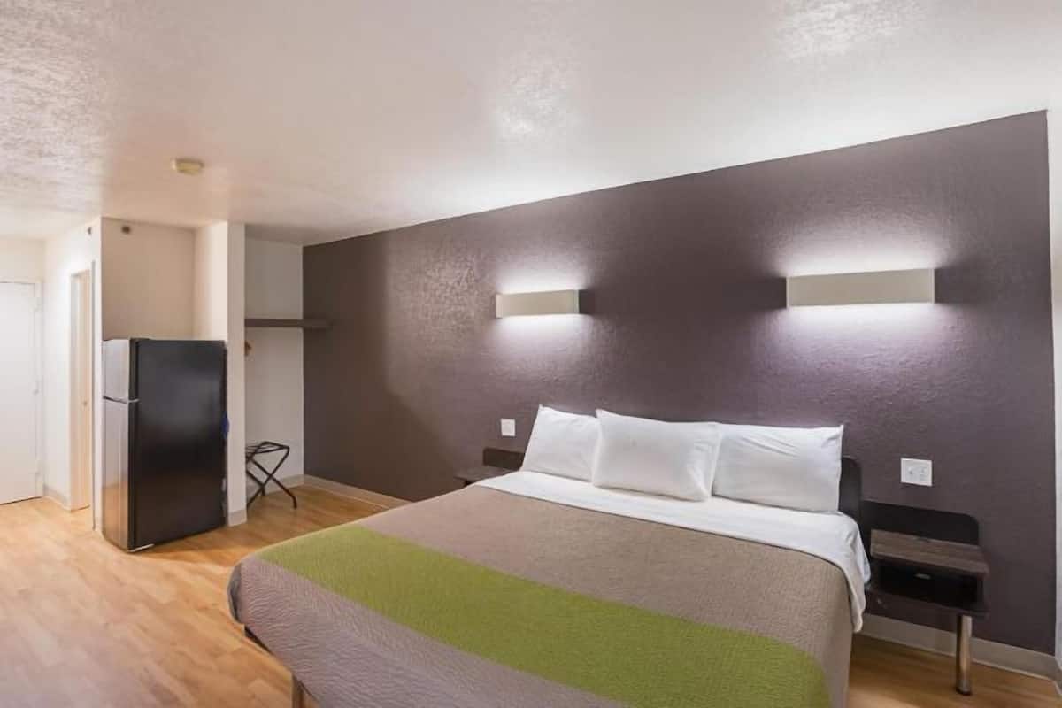 Soundproofing, free WiFi, bed sheets