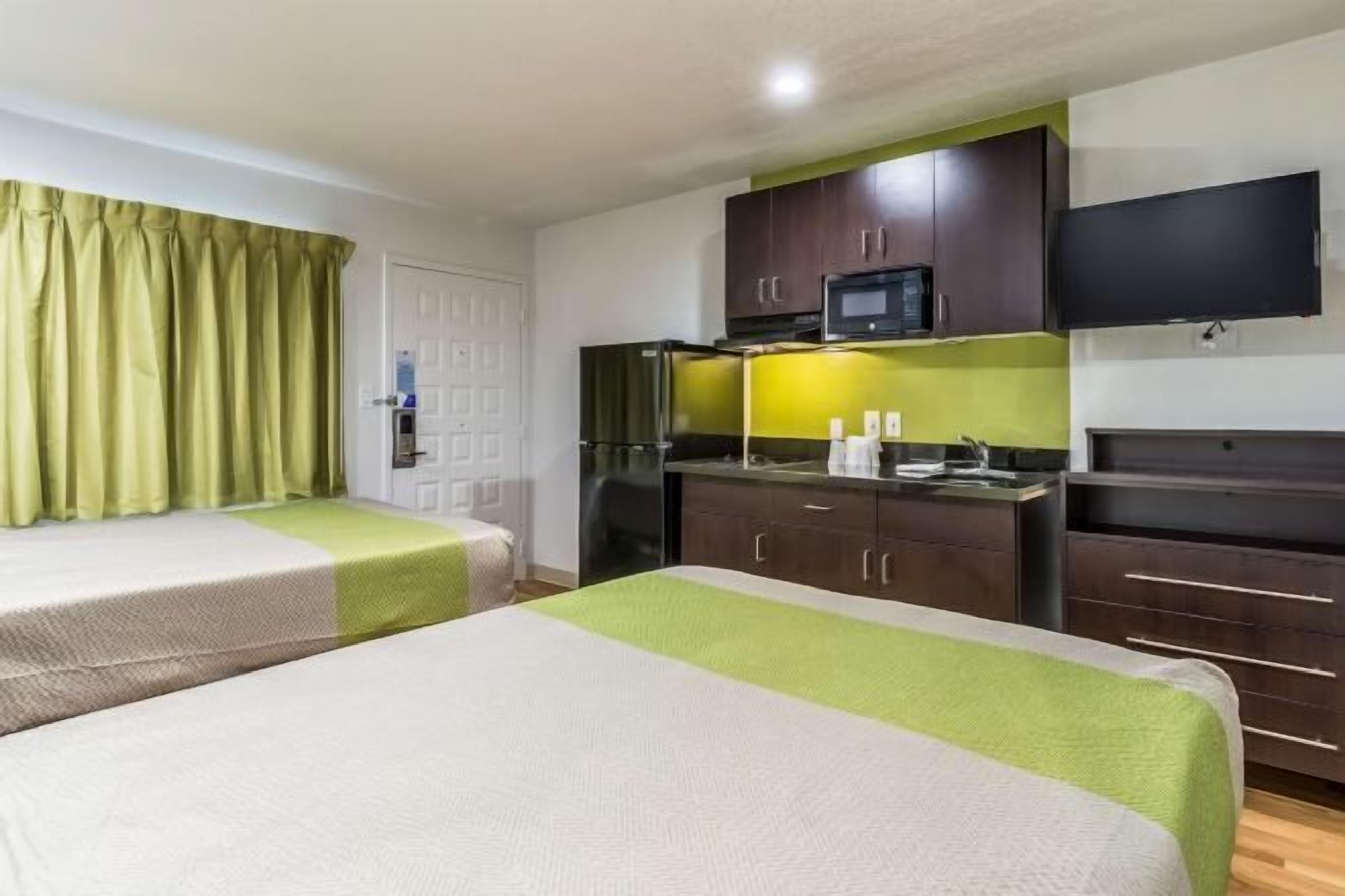 تجهيزات عازلة للصوت وواي فاي مجانًا وملاءات أسرّة