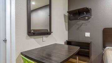 Schallisolierte Zimmer, kostenloses WLAN, Bettwäsche