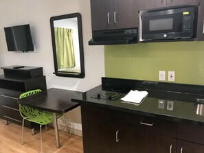 Private kitchenette - Studio 6 Buttonwillow, CA (Buttonwillow)