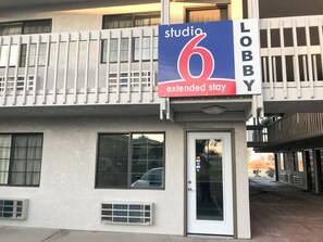 Property entrance - Studio 6 Buttonwillow, CA (Buttonwillow)