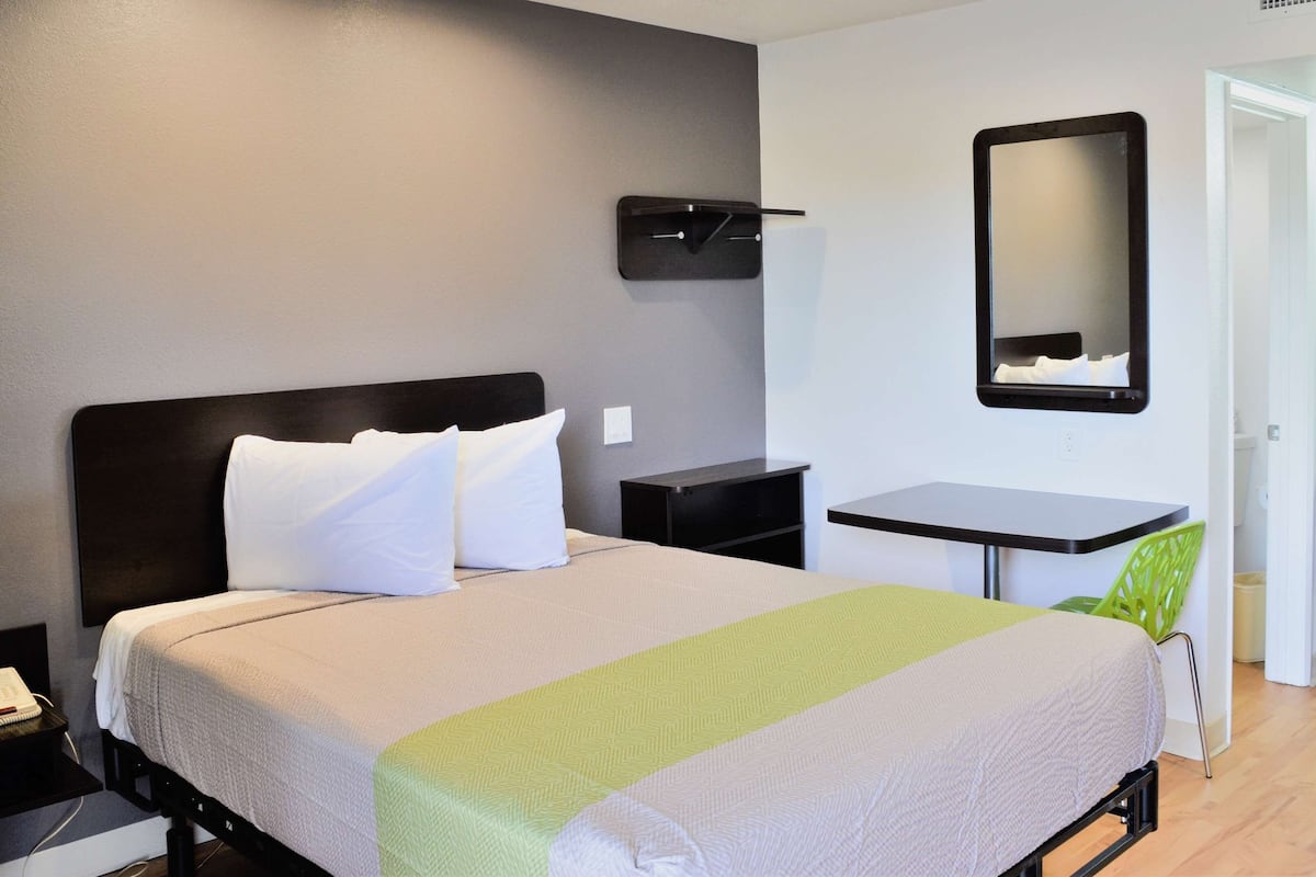 Soundproofing, free WiFi, bed sheets