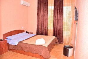 Premium bedding, soundproofing, iron/ironing board, free WiFi