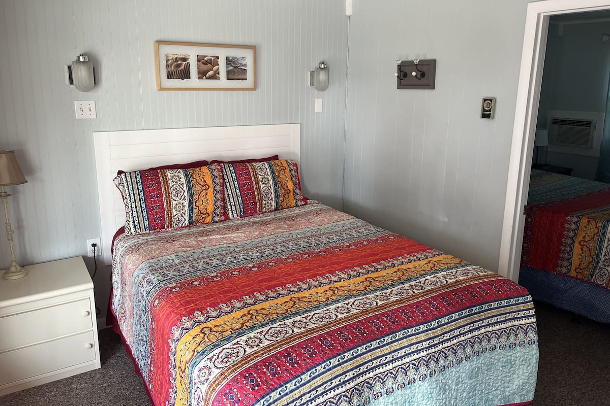 Suite, 2 Bedrooms, Refrigerator & Microwave | Free WiFi, bed sheets