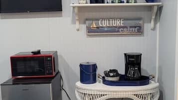 Suite, 2 Bedrooms, Refrigerator & Microwave | Private kitchen | Fridge, microwave, coffee/tea maker