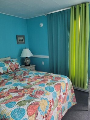 Single Room, 1 Queen Bed, Refrigerator & Microwave | Free WiFi, bed sheets - The Monarch Motel (Cheboygan)