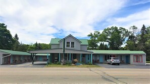 Property entrance - The Monarch Motel (Cheboygan)