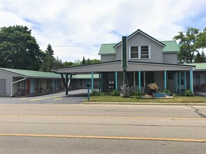 Exterior - The Monarch Motel (Cheboygan)