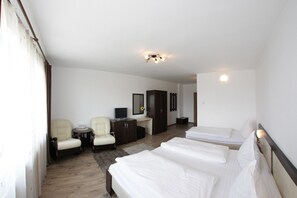Habitación triple | Escritorio, insonorización, wifi gratis y ropa de cama