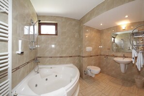 Habitación doble | Baño | Regadera, secadora de cabello, toallas