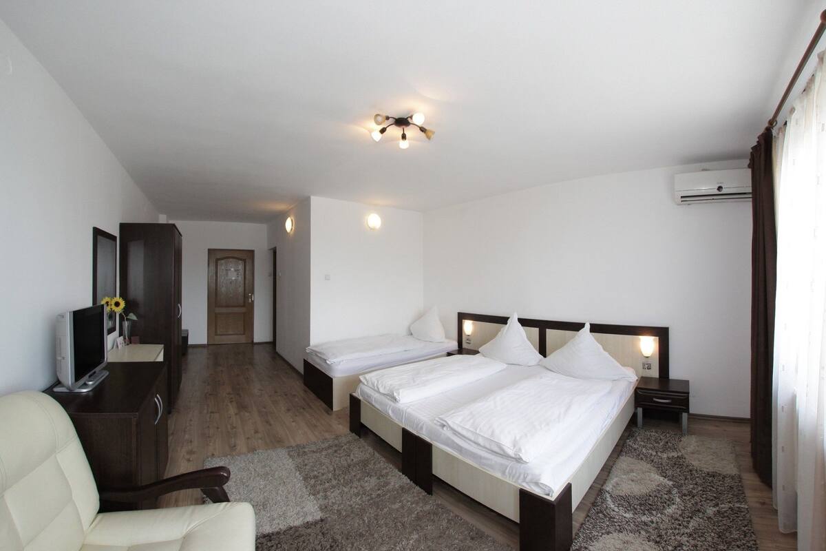 Habitación triple | Escritorio, insonorización, wifi gratis y ropa de cama