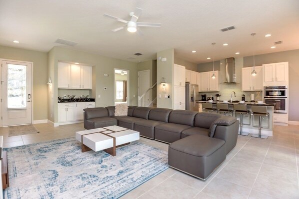 Departamento, varias habitaciones | Área de sala de estar