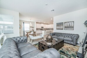 Appartement, plusieurs chambres | Salle de séjour | Téléviseur à écran plat