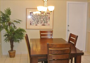 In-room dining - Santa Maria 107 - Wkly (Fort Myers Beach)
