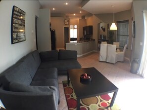 Apartamento, varias habitaciones | Zona de estar | Un reproductor de DVD