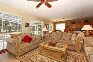 Living area - 458 BELFRY (Davenport)