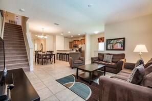 Apartamento, varias habitaciones | Zona de estar