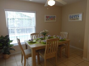 Appartement, plusieurs chambres | Repas dans la chambre