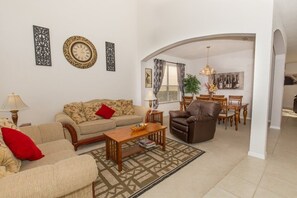 Apartment, Multiple Bedrooms | Living room - 353 GLEN (Davenport)