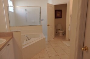 Departamento, varias habitaciones | Baño