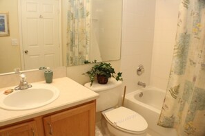 A bathroom with a sink, toilet, and bathtub. - IC018OR - 4 bedroom pool home (Kissimmee)